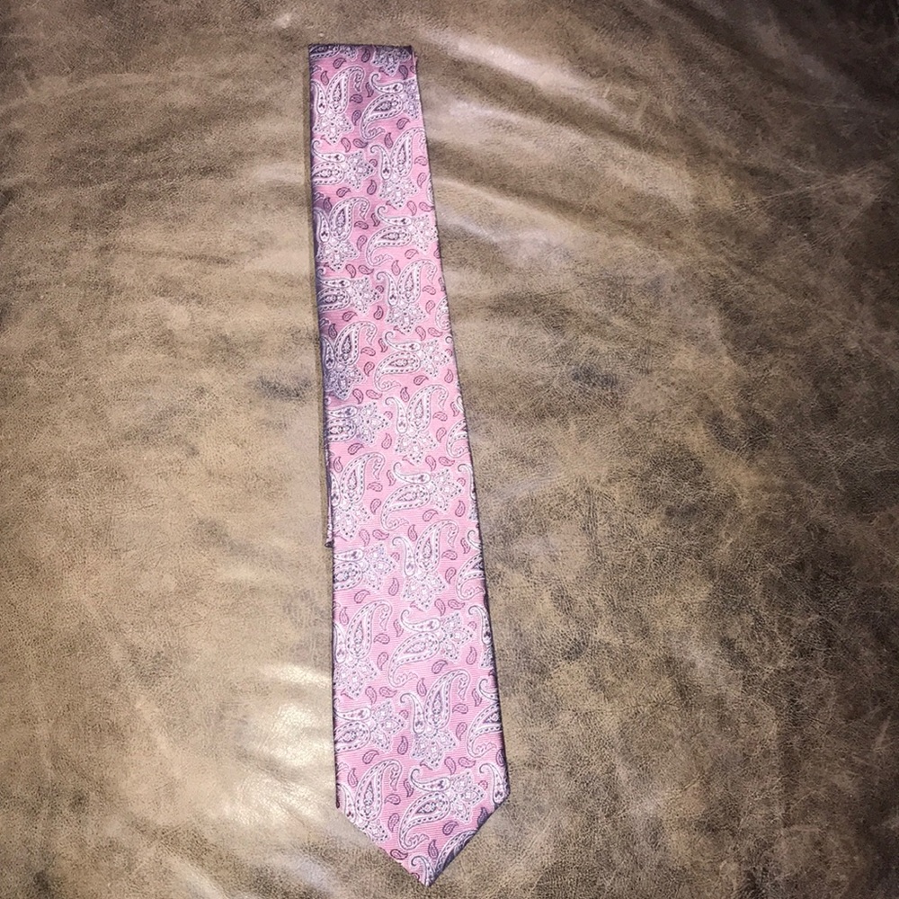 This fine silk tie great for Easter